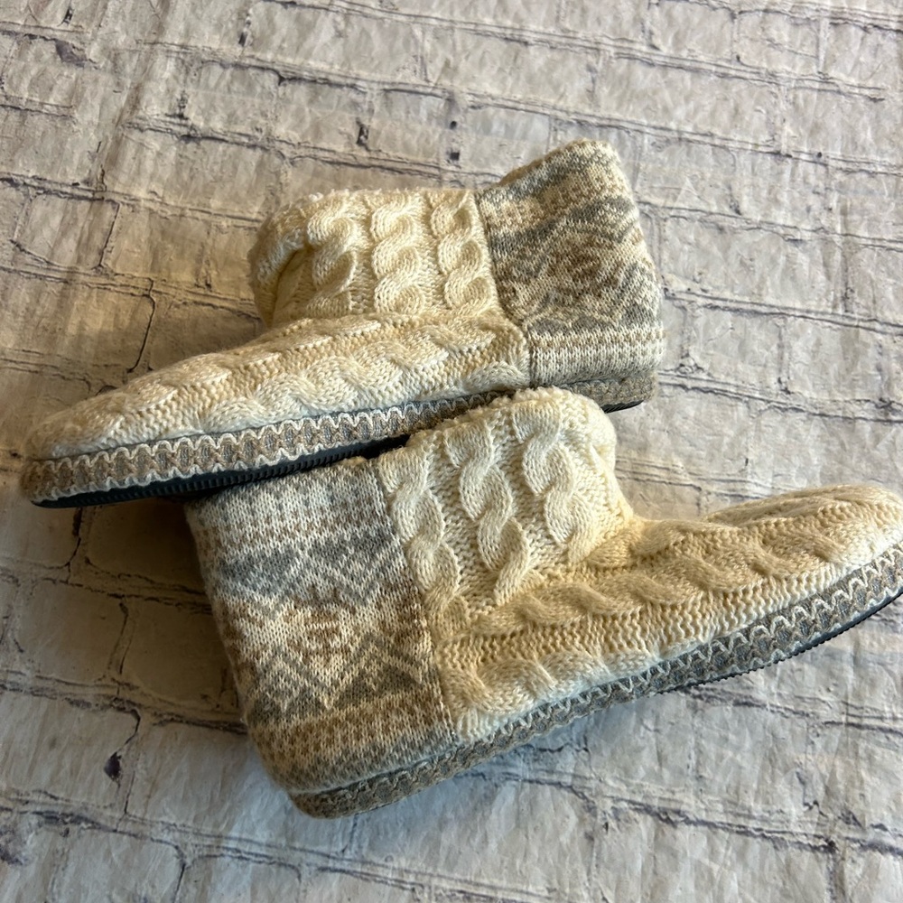 MUK LUKS SWEATER STYLE BOOTIES GRIP SOLES NEUTRAL COLOR WOMEN’S SIZE L(9-10)
